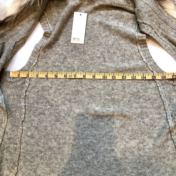 SKIES ARE BLUE  Open Front Waterfall Style Gray Knit Vest Faux Fur Trim Women Sm - Picture 11 of 16
